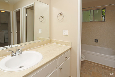 Bathroom/Vanity area